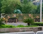 Zelena cerada skriva ono što Kina tvrdi da je najmoćniji laserski sistem protuzračne odbrane na svijetu, dok se Peking priprema za veliku vojnu paradu. Kredit: Handout/