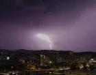 Sarajevo, BiH, 21. august 2025: Grmljavinsko nevrijeme praćeno obilnim padavinama zahvatilo je u četvrtak navečer Sarajevo. Nebo iznad glavnog grada Bosne i Hercegovine bilo je obasjano munjama. (Elman Omic - Anadolu Agency)/