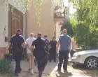 Dovođenje osumnjičenog na pretragu kuće u Tenji/Screenhot/Screenshot