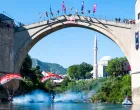 Red Bull-Padobranici proletjeli ispod Starog mosta/Foto: 