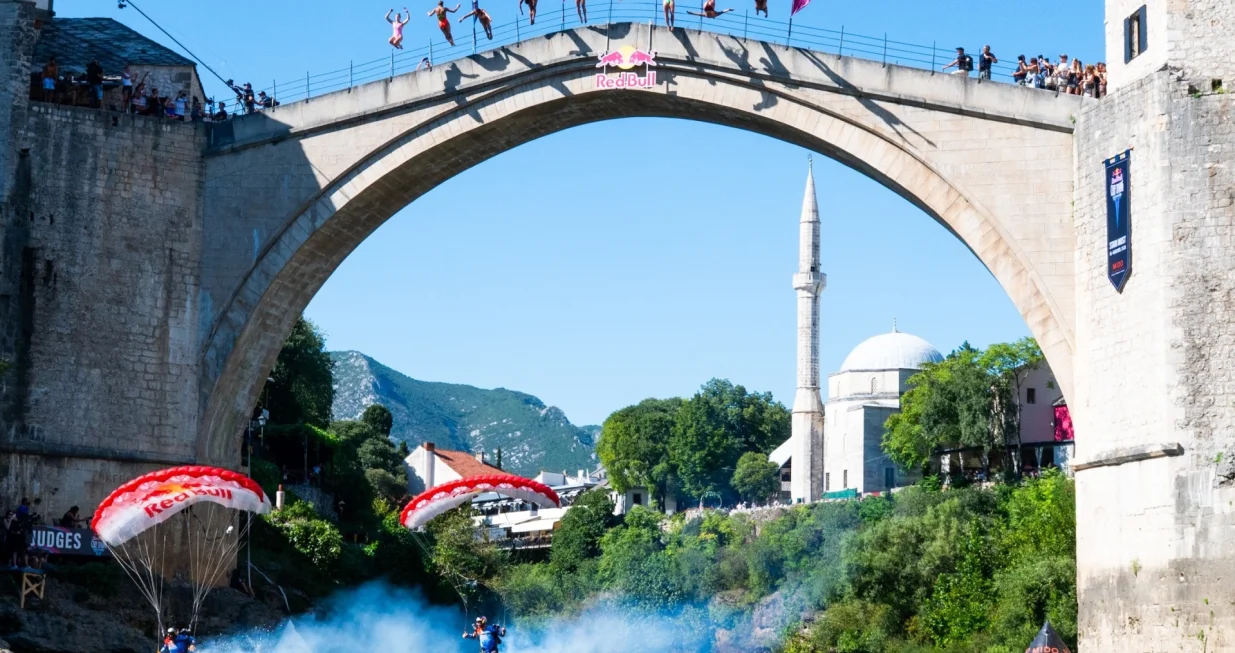 Red Bull-Padobranici proletjeli ispod Starog mosta/Foto: