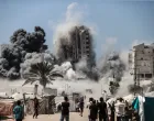 GAZA GRAD, POJAS GAZE, 5. SEPTEMBAR: Dim i prašina dižu se iz tornja Mushtaha, koji se nalazi zapadno od grada Gaze, nakon što su ga pogodili izraelski zračni napadi u Pojasu Gaze 5. septembra 2025. (Ali Jadallah - Anadolu Agency)/