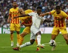 epa10275435 Real Madrid's striker Vinicius Jr (2R) vies for the ball against Girona's players David Lopez (R) and Oriol Romeu (2L) during the Spanish LaLiga soccer match between Real Madrid and Girona, in Madrid, Spain, 30 October 2022. EPA/SERGIO PEREZ/Foto: Sergio Perez
