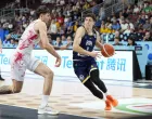 Basketball - FIBA EuroBasket 2025 - Round of 16 - Poland vs Bosnia and Herzegovina - Xiaomi Arena, Riga, Latvia - September 7, 2025 Bosnia and Herzegovina's Amar Gegic in action with Poland's Dominik Olejniczak REUTERS/Ints Kalnins/Foto: Ints Kalnins