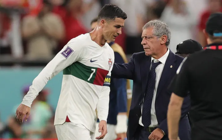 epaselect epa10359623 Cristiano Ronaldo of Portugal reacts Head coach Fernando Santos of Portugal (R) after the FIFA World Cup 2022 quarter final soccer match between Morocco and Portugal at Al Thumama Stadium in Doha, Qatar, 10 December 2022. EPA/Friedemann Vogel/Foto: Friedemann Vogel