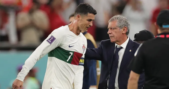 epaselect epa10359623 Cristiano Ronaldo of Portugal reacts Head coach Fernando Santos of Portugal (R) after the FIFA World Cup 2022 quarter final soccer match between Morocco and Portugal at Al Thumama Stadium in Doha, Qatar, 10 December 2022. EPA/Friedemann Vogel/Foto: Friedemann Vogel