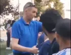 Građani Kine i Bangladeša na skupu Vučićeve stranke "protiv blokada": Pogledajte kako ih postrojava funkcioner SNS-a/Screenshot