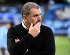epa10309882 Celtic FC coach Angelos Postecoglou looks on prior to the Sydney Super Cup exhibition match between Celtic FC and Sydney FC at Allianz Stadium in Sydney, Australia, 17 November 2022. EPA/DAN HIMBRECHTS EDITORIAL USE ONLY AUSTRALIA AND NEW ZEALAND OUT/Foto: Dan Himbrechts