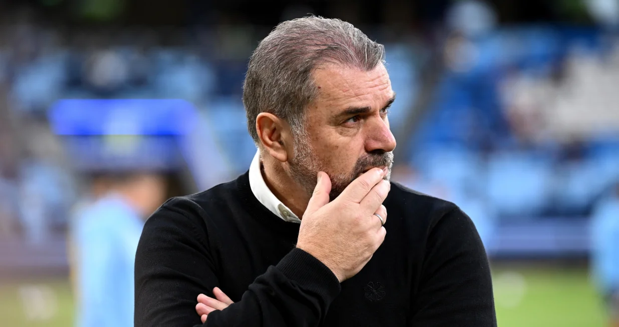 epa10309882 Celtic FC coach Angelos Postecoglou looks on prior to the Sydney Super Cup exhibition match between Celtic FC and Sydney FC at Allianz Stadium in Sydney, Australia, 17 November 2022. EPA/DAN HIMBRECHTS EDITORIAL USE ONLY AUSTRALIA AND NEW ZEALAND OUT/Foto: Dan Himbrechts