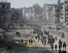 Brojni Palestinci krenuli su ka svojim domovima u Gazi, nakon što je nastupio prekid vatre u palestinskoj enklavi. Palestinci se vraćaju uglavnom u razrušena naselja s nekoliko stvari sačuvanih tokom 15 mjeseci genocidnog rata Izraela u Gazi (Dawoud Abo Alkas - Anadolu Agency)/