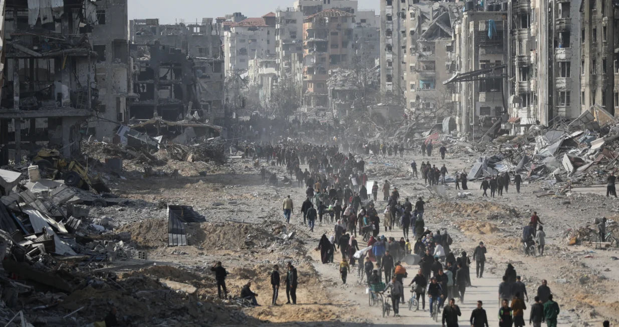 Brojni Palestinci krenuli su ka svojim domovima u Gazi, nakon što je nastupio prekid vatre u palestinskoj enklavi. Palestinci se vraćaju uglavnom u razrušena naselja s nekoliko stvari sačuvanih tokom 15 mjeseci genocidnog rata Izraela u Gazi (Dawoud Abo Alkas - Anadolu Agency)/