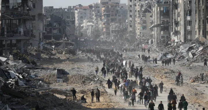 Brojni Palestinci krenuli su ka svojim domovima u Gazi, nakon što je nastupio prekid vatre u palestinskoj enklavi. Palestinci se vraćaju uglavnom u razrušena naselja s nekoliko stvari sačuvanih tokom 15 mjeseci genocidnog rata Izraela u Gazi (Dawoud Abo Alkas - Anadolu Agency)/