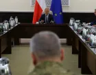 Poljski premijer Donald Tusk održao je izvanredni sastanak vlade u uredu kancelara, s vojnim dužnosnicima i dužnosnicima hitnih službi, nakon kršenja poljskog zračnog prostora tijekom ruskog napada na Ukrajinu, u Varšavi, Poljska, 10. rujna 2025. REUTERS/Kacper Pempel/Kacper Pempel