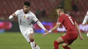 epa09576921 Qatar's Mohammed Albayati (L) in action against Serbia's Aleksa Terzic (R) during the International Friendly soccer match between Serbia and Qatar in Belgrade, Serbia, 11 November 2021. EPA/ANDREJ CUKIC/Foto: Andrej Cukic