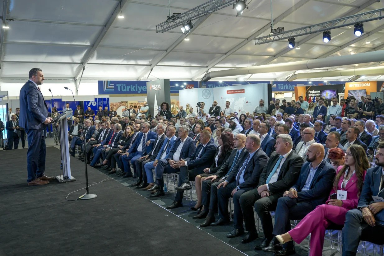 Zenica, BIH - 10. septembar 2025:Generalni bh. sajam privrede ZEPS 2025 otvoren je u srijedu u Zenici, a sveДЌanom otvaranju su, izmeД'u ostalih, prisustvovali ministar vanjskih poslova BiH Elmedin KonakoviД‡, federalni premijer Nermin NikЕЎiД‡, turski ambasador u BiH Emin Akseki te brojne druge zvanice i privrednici. Delegacije su po sveДЌanom otvorenju obiЕЎle izlagaДЌe na sajmu (SamД±r JordamovД±c - Anadolu Agency)/