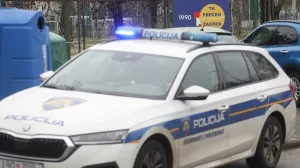 U zagrebačkoj Osnovnoj školi Prečko 19-godišnji hrvatski državljanin nožem je napao učiteljicu i nekoliko učenika. Od posljedica ozljeda jedno je dijete preminulo, a ostalim ozlijeđenim osobama pruža se liječnička pomoć/Stipe Majić