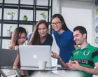 djevojka, djevojke, momak, omladina, mladi ljudi, laptop, projekat, sloga, saradnja/Unsplash