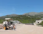 Radovi na izgradnji magistralne ceste Stolac - Neum izvode se u skladu s planiranom dinamikom, a kompletna dionica dužine 36 kilometara podjeljena je na sedam lotova. Nedavno su okončani radovi na dionici Stari Neum - Broćanac (dugačka 12 kilometara), a trenutno se radi na dionici Broćanac - Prapratnica, uključujući i radove na raskrsnicama Babin Do i Oskrušnica. Izvođač je kompanija Strabag AG, a vrijednost ugovora je 10.309.959,74 maraka. Predviđeni rok za završetak je juli ove godine. (Željko Milicevic - Anadolu Agency)/Željko Milicevic