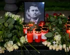 Roses and candles are placed next to a picture of Charlie Kirk during a vigil under the line "In Memory of Charlie Kirk, for freedom, patriotism and justice" in front of the Embassy of the United States after U.S. right-wing activist, commentator, Charlie Kirk, an ally of U.S. President Donald Trump, was shot dead during an event at Utah Valley University, Orem, U.S., in Berlin, Germany September 11, 2025. REUTERS/Annegret Hilse/Annegret Hilse