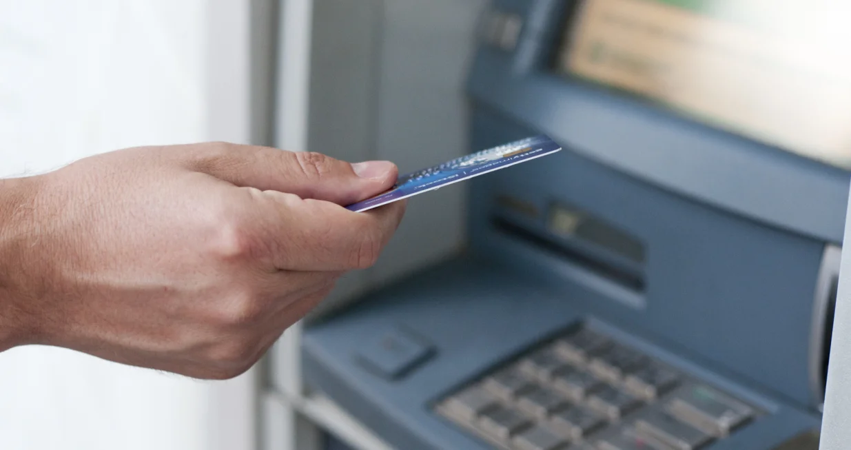 bankomat, podizanje novca sa bankomata Freepik/Freepik