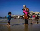 Tridesetjednogodišnja Madleen Kullab, jedina žena ribar u Gazi, nastavlja brinuti o djeci i slovi za simbol neslomivog otpora Palestinki.Madleen je žena po kojoj je ime dobio humanitarni brod "Madleen", pokrenut od strane koalicije Freedom Flotilla/Anas Zeyad Fteha