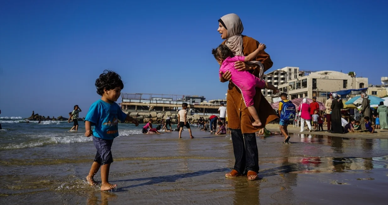 Tridesetjednogodišnja Madleen Kullab, jedina žena ribar u Gazi, nastavlja brinuti o djeci i slovi za simbol neslomivog otpora Palestinki.Madleen je žena po kojoj je ime dobio humanitarni brod "Madleen", pokrenut od strane koalicije Freedom Flotilla/Anas Zeyad Fteha
