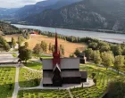 INNLANDET, NORVEŠKA - 27. AVGUST: Ringebu drvena crkva iz 13. vijeka i 2.500 godina staro pagansko ceremonijalno mjesto Tolvsteinsringen stoje jedan pored drugog u norveškoj regiji Innlandet, odražavajući dva različita doba vjere i arhitekture, 27. augusta 2025.Jedan pored drugog, crkva i kameni krug utjelovljuju norvešku kulturnu i vjersku historiju. (Ahmet Talha Duran - Anadolu Agency)/