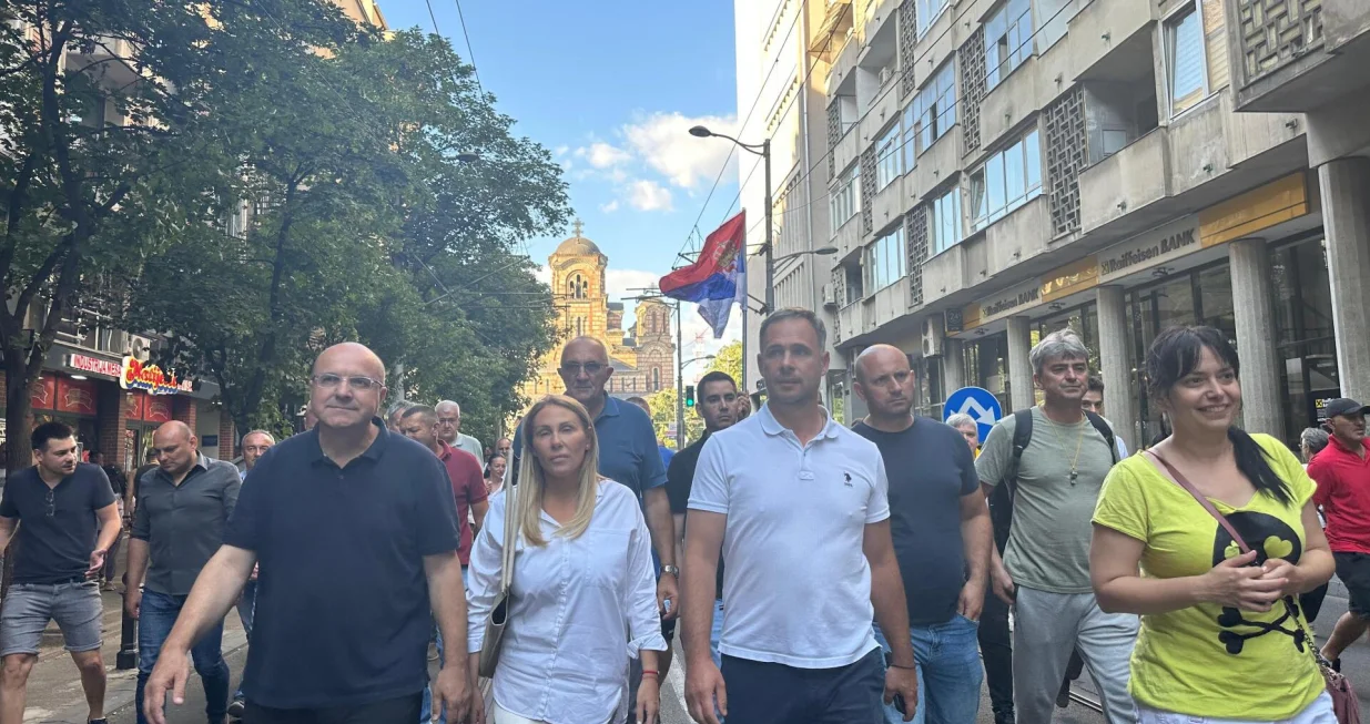 Na protestima/