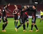 epa08849215 Douglas Costa (C) of Bayern Munich celebrates with teammates after scoring the 3-1 lead during the German Bundesliga soccer match between VfB Stuttgart and Bayern Munich in Stuttgart, Germany, 28 November 2020. EPA/Matthias Hangst/POOL CONDITIONS - ATTENTION: The DFL regulations prohibit any use of photographs as image sequences and/or quasi-video./Foto: Matthias Hangst/Pool