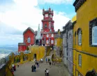 Jedan od portugalskih gradova iz bajke, Sintra, koji se nalazi usred bujnih ЕЎuma i krЕЎevitih breЕѕuljaka, svake godine privlaДЌi hiljade domaД‡ih i stranih turista.GradiД‡ udaljen tek 20-ak kilometara od Lisabona u najmanju ruku je ДЌaroban. Grad su osnovali Mauri joЕЎ u 8. stoljeД‡u ДЌemu i dan danas svjedoДЌi jedna od najpoznatijih gradskih graД'evina вЂ" Maurska utvrda. Tu su joЕЎ i ostale brojne palaДЌe - neogotiДЌka Quinta da Regaleira, te palaДЌa Pena (GГјl Meltem Temiz Ећahin - Anadolu Agency)/