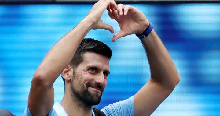 Tennis - U.S. Open - Flushing Meadows, New York, United States - September 5, 2025 Serbia's Novak Djokovic signs at fans after losing his semi final match against Spain's Carlos Alcaraz REUTERS/Mike Segar/Foto: Mike Segar