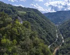 Džamija Kušlat, smještena 500 metara iznad kanjona rijeke Drinjače, već šest stoljeća je svjedok historije i živi spomenik vjere/Samır Jordamovıc