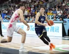 Basketball - FIBA EuroBasket 2025 - Round of 16 - Poland vs Bosnia and Herzegovina - Xiaomi Arena, Riga, Latvia - September 7, 2025 Bosnia and Herzegovina's Amar Gegic in action with Poland's Dominik Olejniczak REUTERS/Ints Kalnins/Foto: Ints Kalnins