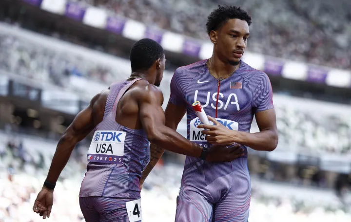 World Athletics Championships Tokyo 2025 - Men's 4 x 400m Relay Round 1 - Japan National Stadium, Tokyo, Japan - September 21, 2025 Jenoah McKiver of the U.S. in action, next to Bryce Deadmon of the U.S. REUTERS/Sarah Meyssonnier/Foto: Sarah Meyssonnier