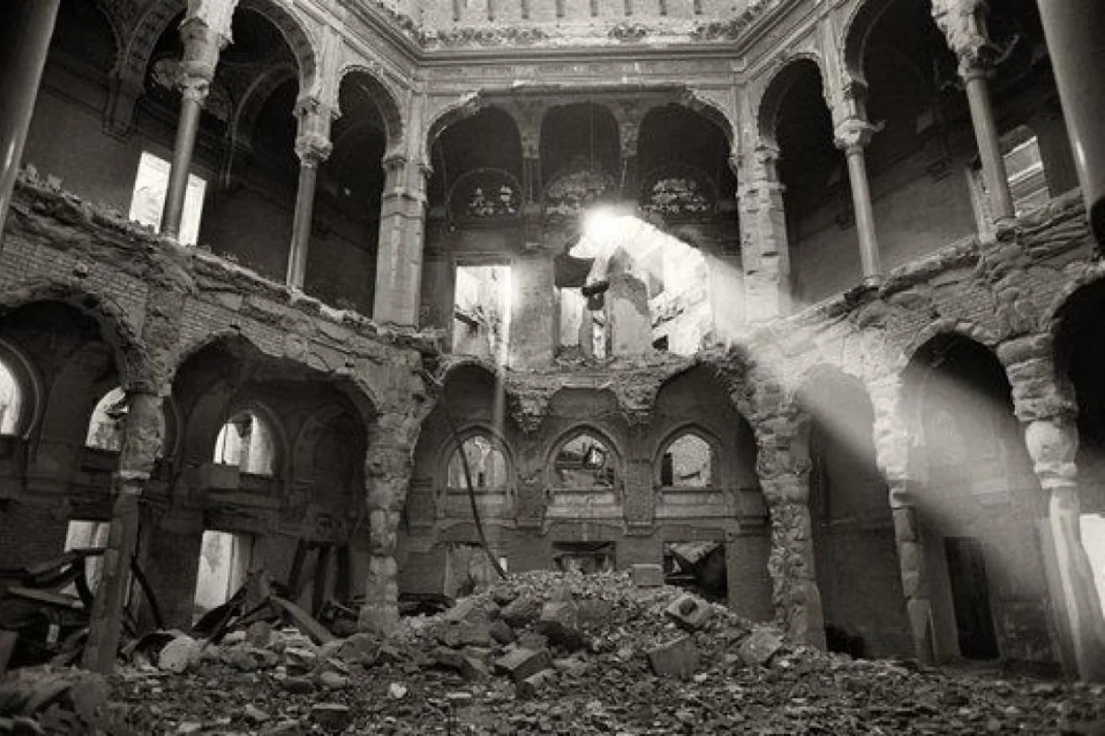 Svjetlost prodire u spaljenu sarajevsku Vijećnicu, juni 1993./Gervasio, Sánchez