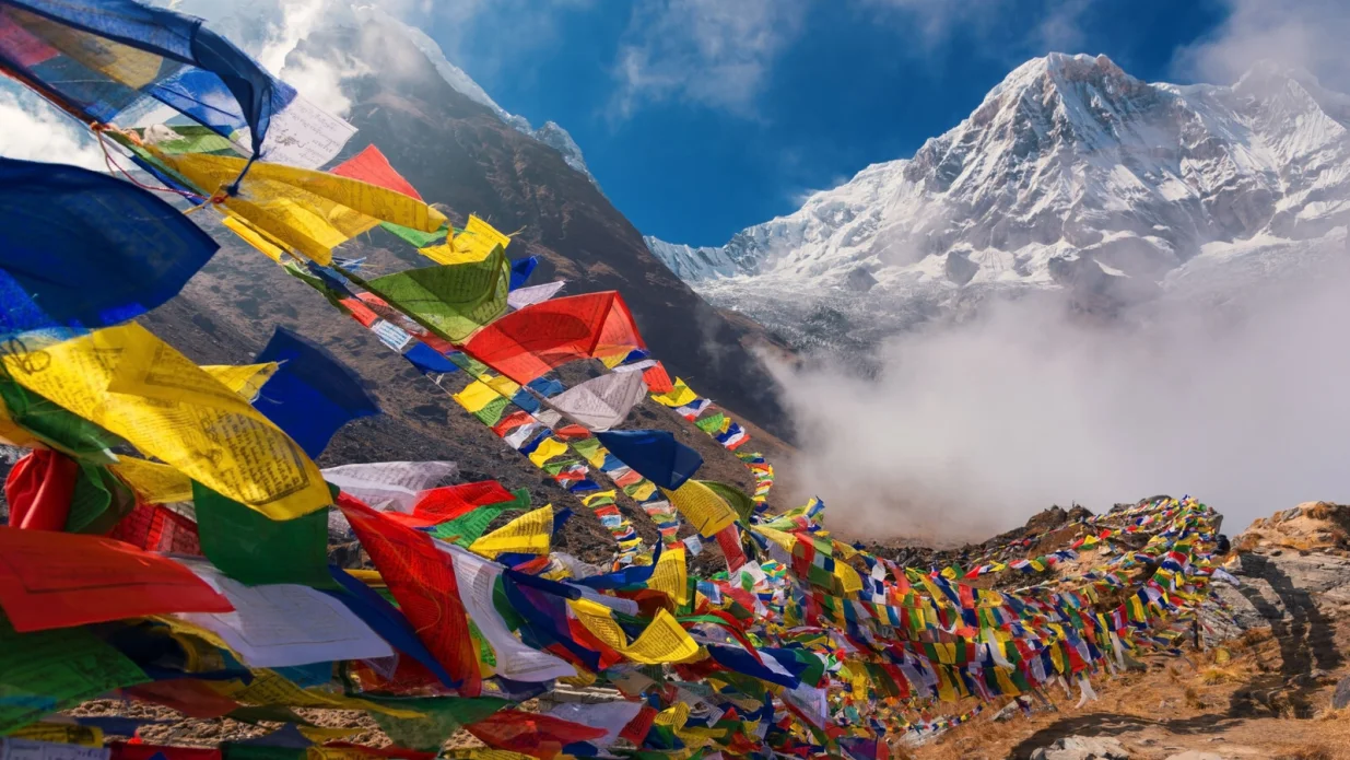 PRIZOR KOJI SE RIJETKO VIĐA: Nepal je zemlja u oblacima, ukrašena molitvenim maramama i vječnim ledom/