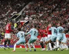 Soccer Football - Premier League - Manchester United v Burnley - Old Trafford, Manchester, Britain - August 30, 2025 Manchester United's Casemiro heads at goal before Burnley's Josh Cullen scores an own goal and the first for Manchester United Action Images via Reuters/Jason Cairnduff EDITORIAL USE ONLY. NO USE WITH UNAUTHORIZED AUDIO, VIDEO, DATA, FIXTURE LISTS, CLUB/LEAGUE LOGOS OR 'LIVE' SERVICES. ONLINE IN-MATCH USE LIMITED TO 120 IMAGES, NO VIDEO EMULATION. NO USE IN BETTING, GAMES OR SINGLE CLUB/LEAGUE/PLAYER PUBLICATIONS. PLEASE CONTACT YOUR ACCOUNT REPRESENTATIVE FOR FURTHER DETAILS../Foto: Jason Cairnduff