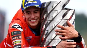 MotoGP - Japanese Grand Prix - Mobility Resort Motegi, Motegi, Japan - September 28, 2025 Ducati Lenovo Team's Marc Marquez celebrates with the trophy after winning the 2025 MotoGP World Championship REUTERS/Kim Kyung-Hoon  TPX IMAGES OF THE DAY/Foto: Kim Kyung-hoon