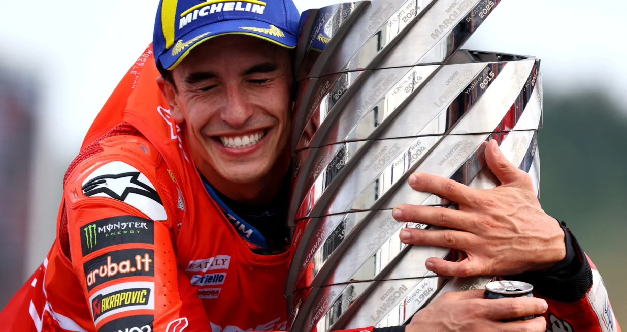 MotoGP - Japanese Grand Prix - Mobility Resort Motegi, Motegi, Japan - September 28, 2025 Ducati Lenovo Team's Marc Marquez celebrates with the trophy after winning the 2025 MotoGP World Championship REUTERS/Kim Kyung-Hoon TPX IMAGES OF THE DAY/Foto: Kim Kyung-hoon