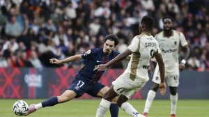 Soccer Football - Ligue 1 - Paris St Germain v RC Lens - Parc des Princes, Paris, France - September 14, 2025 Paris St Germain's Vitinha in action with RC Lens' Mamadou Sangare REUTERS/Benoit Tessier/Foto: Benoit Tessier