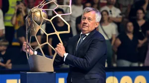 epa10023102 EHF President Michael Wiederer delivers the trophy after the 2022 EHF FINAL4 Handball Champions League final match between FC Barcelona and Lomza Vive Kielce in Cologne, Germany, 19 June 2022. EPA/ULRICH HUFNAGEL/Foto: Ulrich Hufnagel