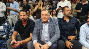 Vuk Radivojević, Milorad i Igor Dodik na utakmici između košarkaških reprezentacija Srbije i Slovenije u Beogradskoj areni/Foto: Filip Stevanović