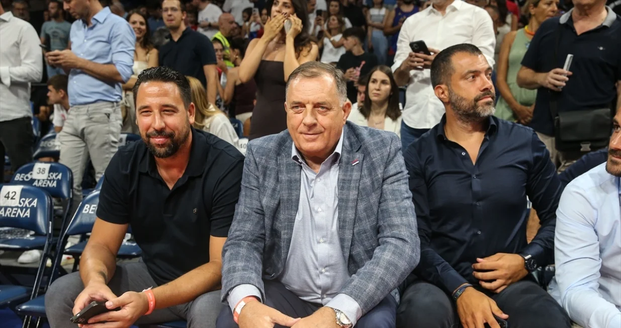 Vuk Radivojević, Milorad i Igor Dodik na utakmici između košarkaških reprezentacija Srbije i Slovenije u Beogradskoj areni/Foto: Filip Stevanović