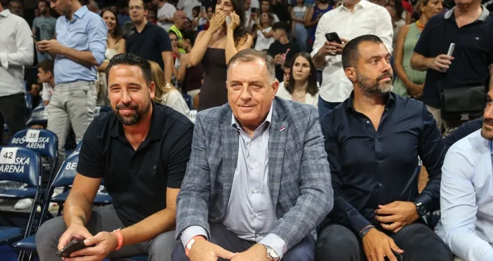 Vuk Radivojević, Milorad i Igor Dodik na utakmici između košarkaških reprezentacija Srbije i Slovenije u Beogradskoj areni/Foto: Filip Stevanović