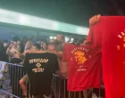 Mladići sa spornim majicama na muzičkom festivalu u Prijedoru: "Jebeš grad bez tri logora"/Milan Čekrdžin