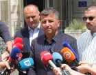 Lider Liste za pravdu i red Nebojša Vukanović pres ispred zgrade Delegacije Evropske unije u Bosni i Hercegovini/Senad Gubelić