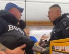 Hapšenje, muškarac, avion, drama na letu, otvaranje vrata/Prtsc