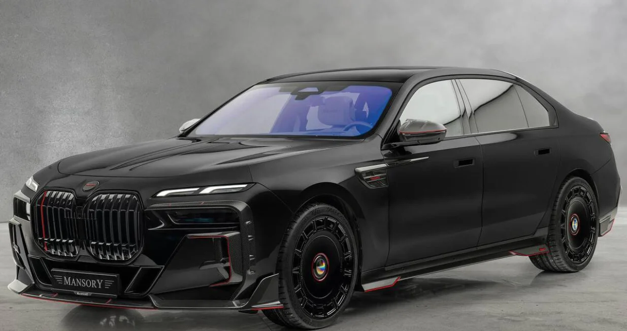  Tuner tvrdi da je stvorio "izuzetan aerodinamički program" za novu Seriju 7, značajno mijenjajući njen vanjski izgled. Zna se da automobil sada ima set od 22-inčnih FD.15 naplataka, čiji je dizajn sličan onima koje su korištene na modifikovanom Rolls-Royce Ghostu. Osim toga, primjetni su crveni detalji koji ističu veliku bubrežastu masku, a dio paketa čine i prednji spliter, pragovi i zadnji difuzor. Mansory je spreman udovoljiti željama svojih klijenata kada je u pitanju unapređenje unutrašnjosti automobila. Objavljena je samo jedna slika karbonskih pragova, što ukazuje da kupci imaju mogućnost da oblože gotovo svaku površinu ovim materijalom. Više detalja biće poznato uskoro./