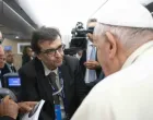 U avionu na putu u Mongoliju, Javier Cercas je predstavljen papi Franji/