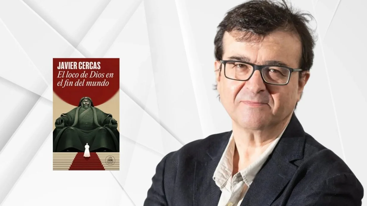 Javier Cercas sa naslovnicom knjige/